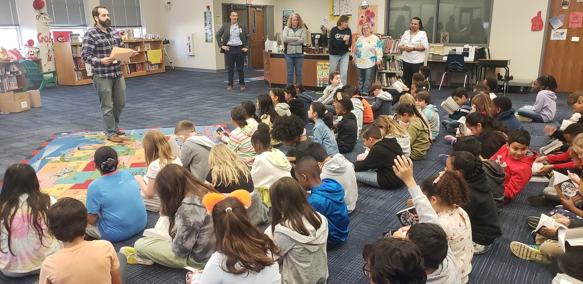 ABrown_HEBSEE's tweet photo. HEB Rotary Club gave each 3rd grade student @SouthEulessHEB a #newdictionary #KnowledgeIsPower #heblibraries #newwords #resource https://t.co/eA42XlMCDS