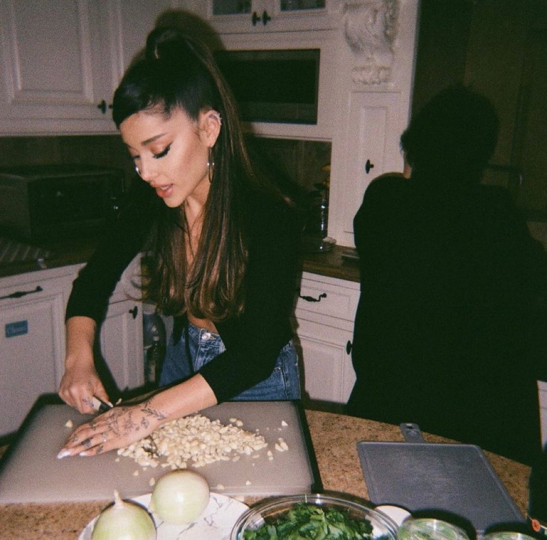 fazpo's tweet photo. 2 years ago, ariana grande chopped some onions on her macbook pro https://t.co/vUr2c3uIxQ