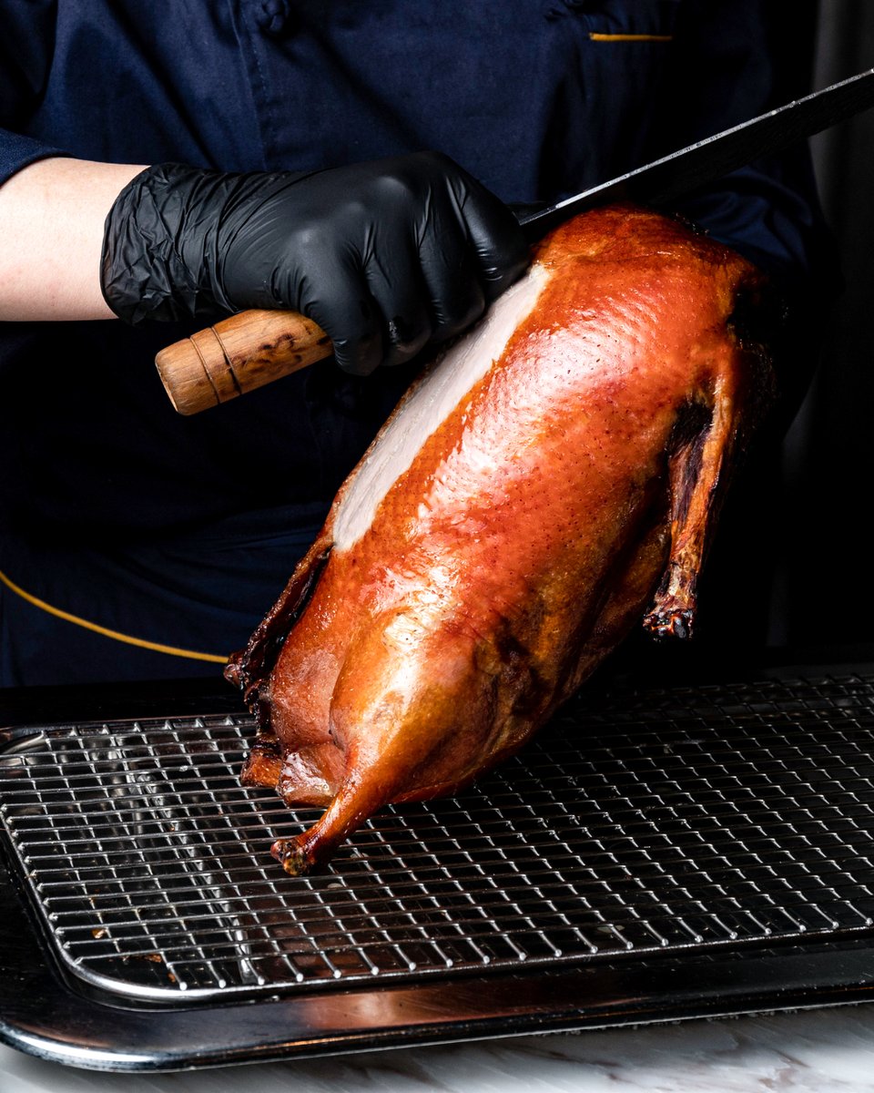 Foodies, rejoice! 🍴 Indulge in Mott-32 Vancouver 42 Days Apple Wood Smoked Peking Duck—crackling skin, smokiness &amp; succulent meat that'll leave you craving more! 🦆 

Book now: bit.ly/mott-32-van 🔥 

#PekingDuckPerfection #Mott32Van #ParadoxHotels