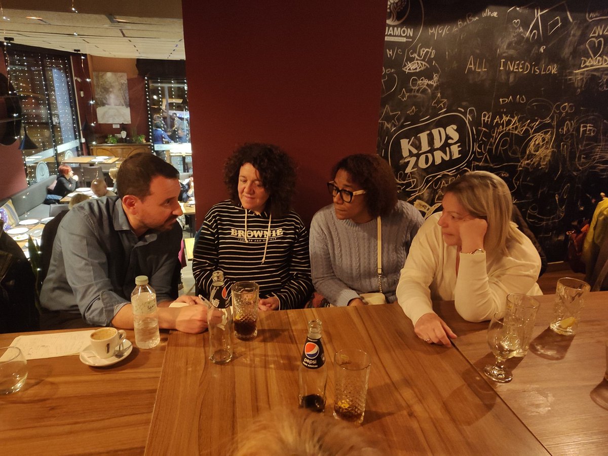 sampedro_damian's tweet image. 🌹 El Alcalde @guijarroruben se ha reunido con los vecinos y vecinas de #Bufalà para escuchar sus inquietudes y explicar el plan de Gobierno en el barrio, entre los que destacan:
➕ Seguridad con más Policía
➕Lucha contra la ocupación
➕ inversión en equipamientos

#Badalona