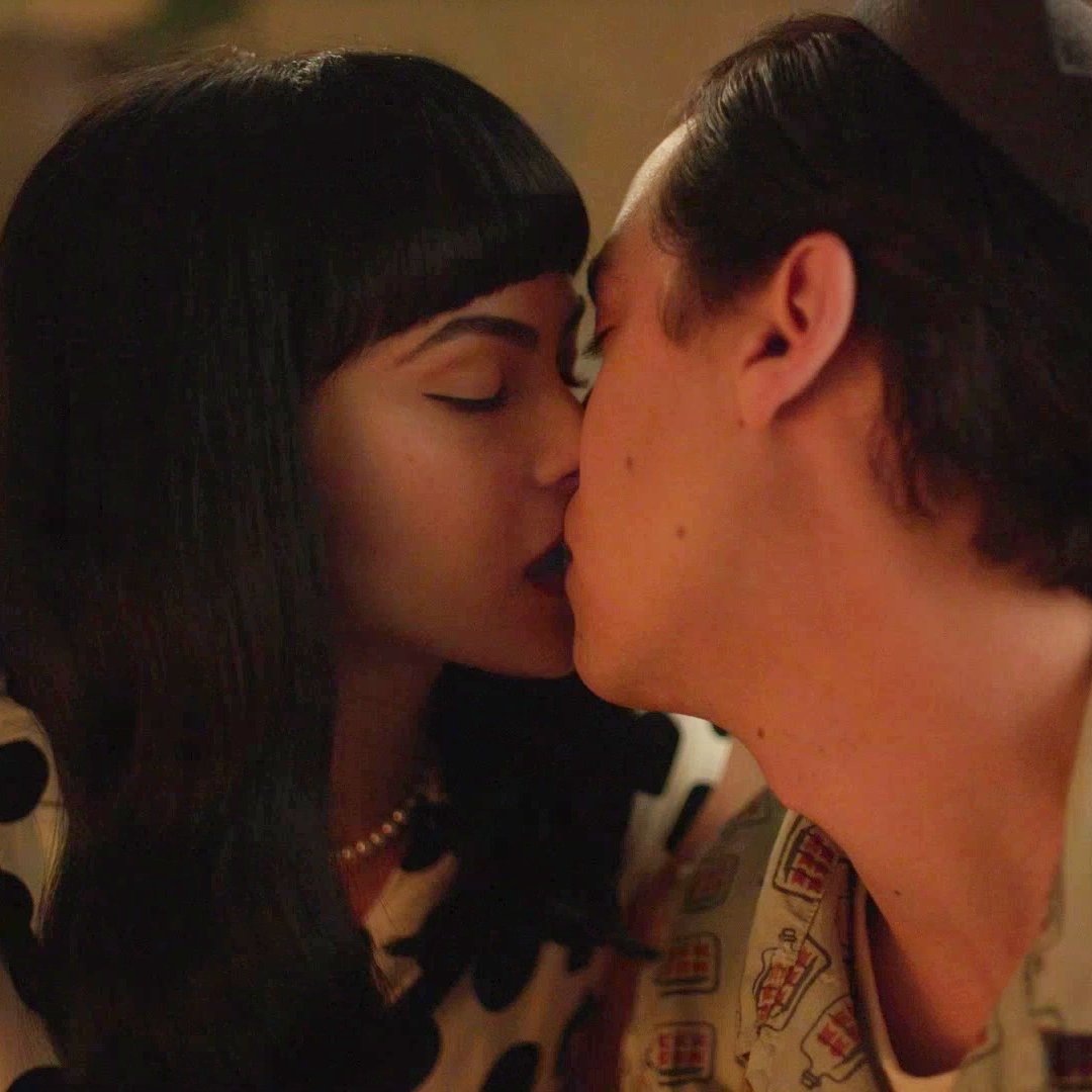 🚨 'Unchained Melody' será la canción de fondo durante la escena entre Veronica y Jughead en el Pembrooke. #Riverdale