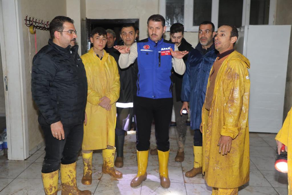 valisalihayhan's tweet photo. Tüm gün sahada, sel felaketinden etkilenen bölgelerimizdeydik.

Sayın Bakanlarımızın da destekleriyle çalışmalarımız durmaksızın devam ediyor.

Devletimizin tüm imkânları hemşehrilerimiz için seferber edilmiş durumda. En kısa s��rede bu günleri de ardımızda bırakacağız İnşallah… https://t.co/mXRn1loQMZ