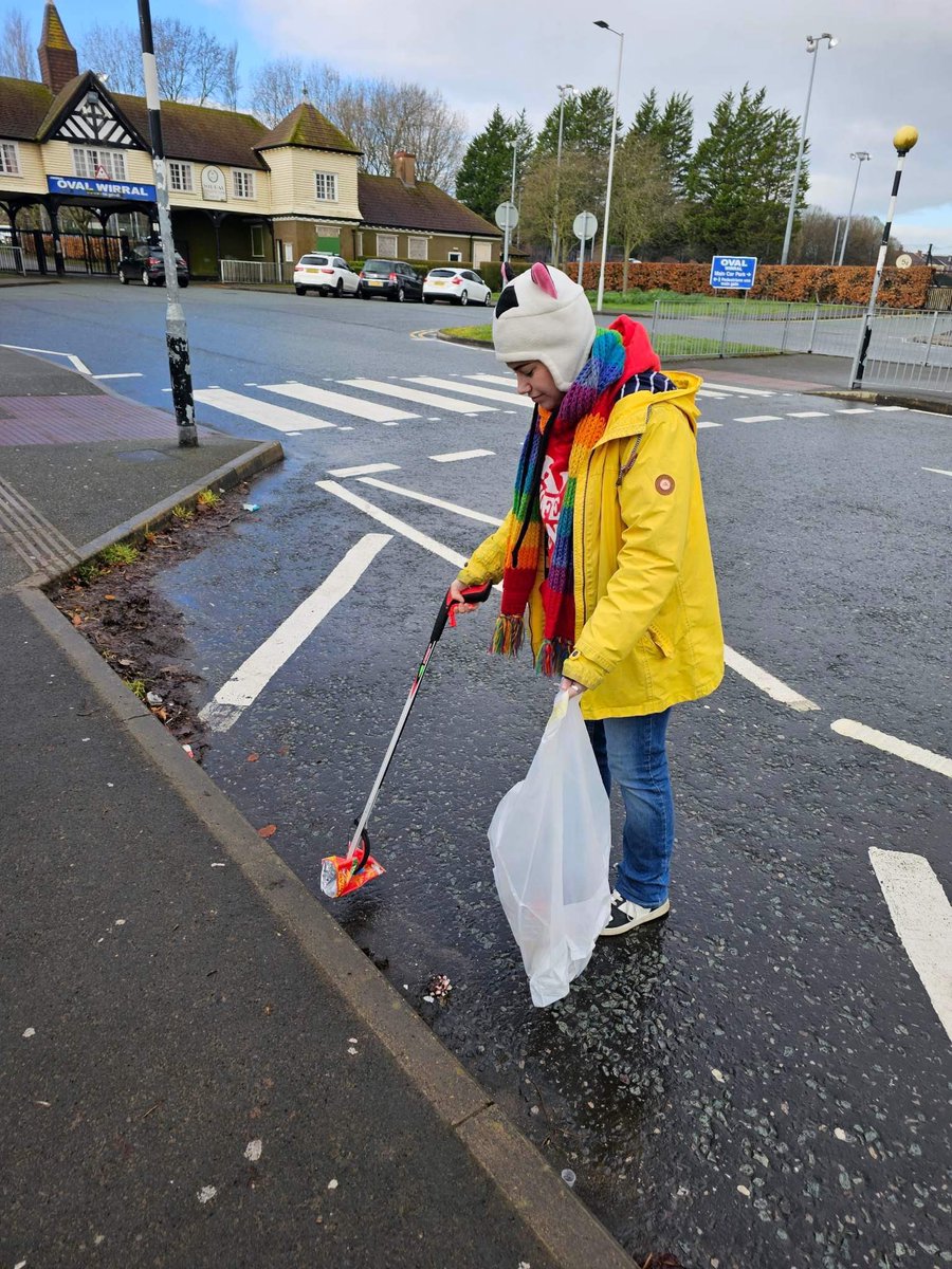 Joannimal59's tweet photo. Thank you so much to @ActiveTraveLou at @Sustrans who donated a new litter pick to me this morning. 😁 After many years of heavy use, my old one was falling to bits and I was using a twig to hold it together. I’ll be much quicker on the picks now! 
#byoursbebington #sustrans 🚮 https://t.co/DDWgJLjgS9