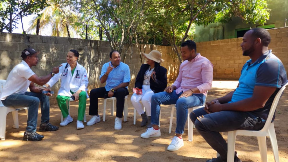 PachangaRd's tweet photo. Nuestro trabajador social @SalvadorHolguin y su equipo médico encabezado por el Dr. Jiménez Escoto salen a las calles de Dajabón a brindar asistencia médica totalmente gratis a las personas más necesitadas y vulnerables de toda la provincia.

#VIDEO 👇
https://t.co/Nki7CLng4m https://t.co/4uI5x7U6nP