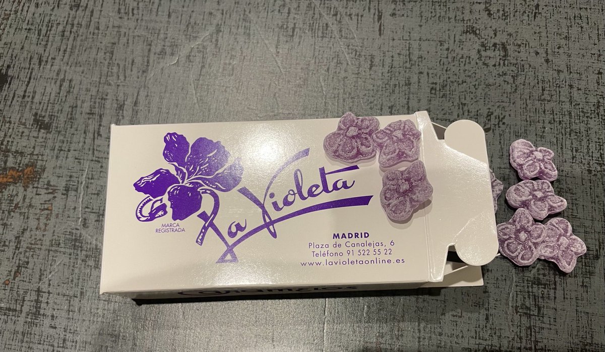 Hoy una amiga a la que admiro mucho me ha regalado violetas de La Violeta. Me he acordado mucho de mi abuela. El regalo ha sido “porque sí” y ha llegado en el momento preciso. He paseado con la cajita llena del color, olor y sabor de violetas hechas caramelo. #LaVioleta #Madrid