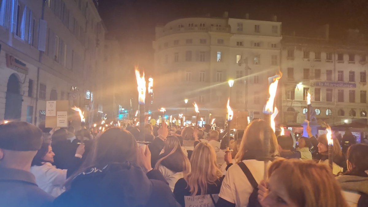 Idelencolere's tweet photo. En ce moment a lieu sur @marseille une manifestation aux flambeaux organisée par le collectif des #infirmiersliberauxencolere . 
@TPMP @Cyrilhanouna @EmmanuelMacron https://t.co/4jZthalmzF