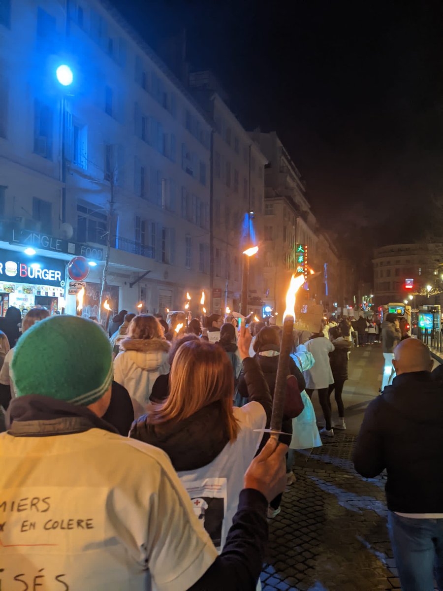Idelencolere's tweet photo. En ce moment a lieu sur @marseille une manifestation aux flambeaux organisée par le collectif des #infirmiersliberauxencolere . 
@TPMP @Cyrilhanouna @EmmanuelMacron https://t.co/4jZthalmzF
