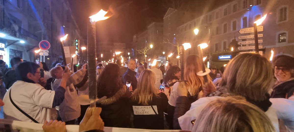 Idelencolere's tweet photo. En ce moment a lieu sur @marseille une manifestation aux flambeaux organisée par le collectif des #infirmiersliberauxencolere . 
@TPMP @Cyrilhanouna @EmmanuelMacron https://t.co/4jZthalmzF