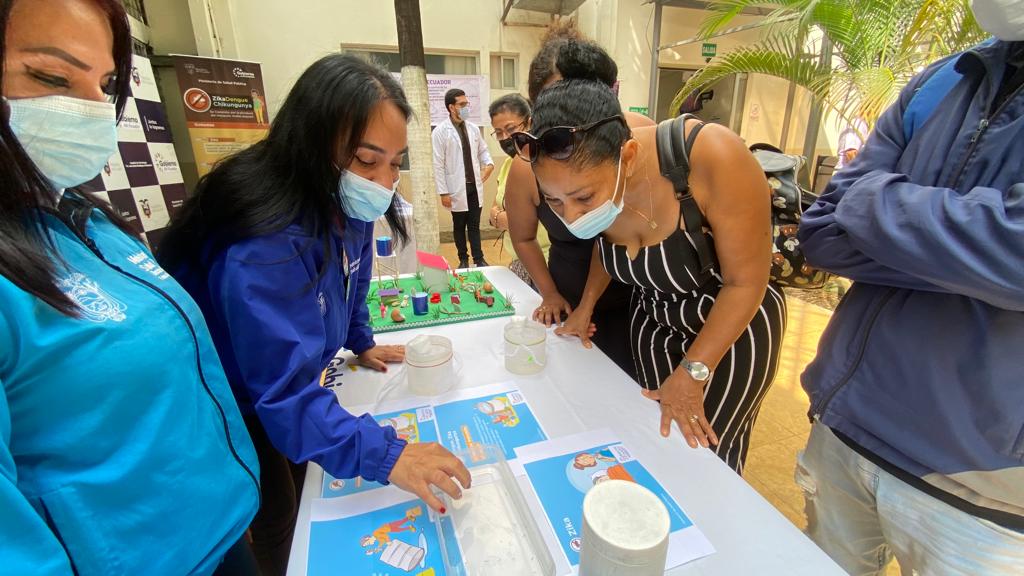 HInfectologia's tweet photo. #CruzadaPorLaSalud | 🏥 @HInfectologia y Distrito #09D04 de @Salud_Ec, comparten en jornada lúdica e informativa "Juntos prevenimos el #Dengue 🦟 y la #Leptospirosis 🐀", recomendaciones para evitar estas enfermedades en la comunidad. https://t.co/YTaSnROtKg