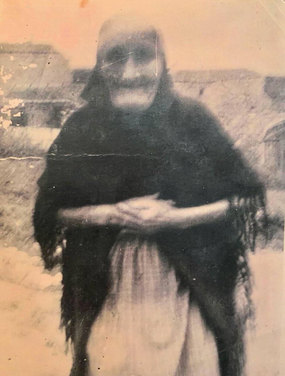 Madó Rafela Calona ja és la primera dona Filla Il·lustra de Son Servera. Com a poble, estam d'enhorabona!

Un reconeixement a la tasca de na Calona que fou font oral de les rondalles de Mossèn Alcover i que ara, la torna a posar en valor. Un reconeixement més que merescut.