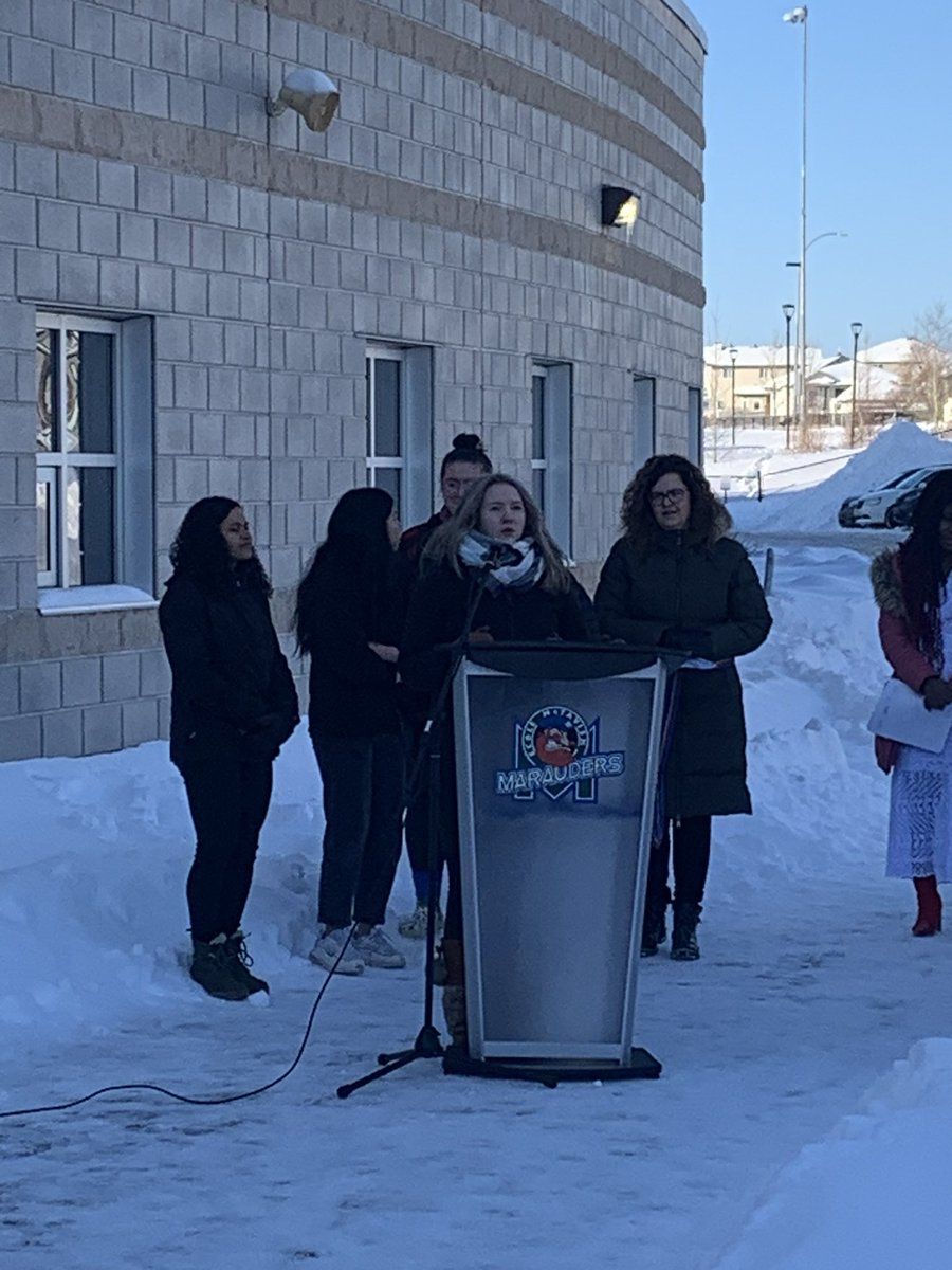aimesmacd's tweet photo. C’est avec fierté que nous avons procédé à la levée officielle du drapeau franco-albertain à l’École McTavish ce matin. Ceci est notre façon de commencer la célébration de la semaine de la francophonie. @LailaGoodridge @FMPSD @AdrianaLaGrange @EcoleMcTavish https://t.co/FYsbRkwBeN