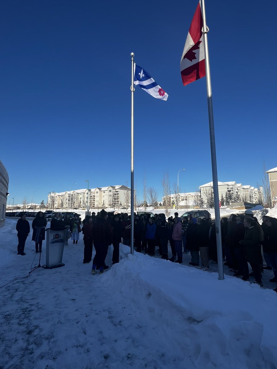 aimesmacd's tweet photo. C’est avec fierté que nous avons procédé à la levée officielle du drapeau franco-albertain à l’École McTavish ce matin. Ceci est notre façon de commencer la célébration de la semaine de la francophonie. @LailaGoodridge @FMPSD @AdrianaLaGrange @EcoleMcTavish https://t.co/FYsbRkwBeN