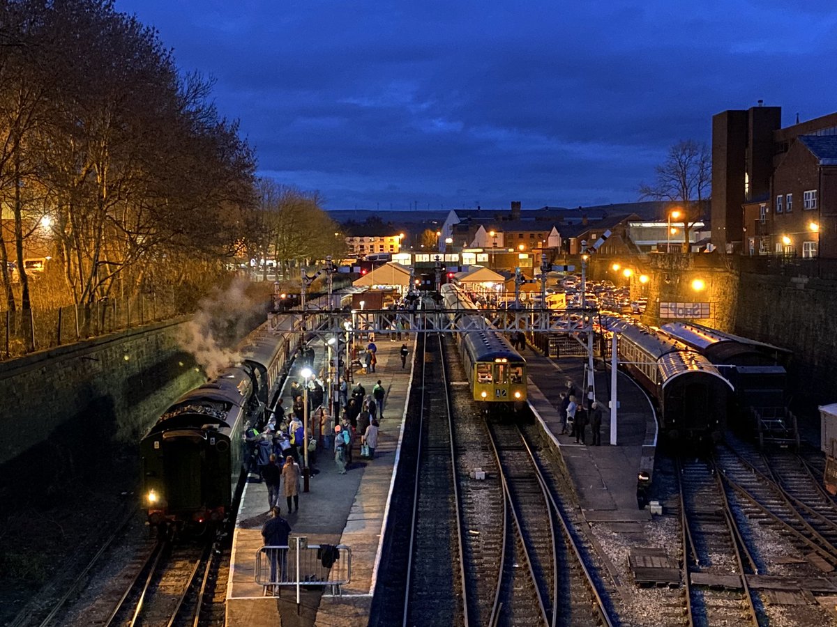 loypass_SCCar's tweet image. 🚂🚈🌆 You’ve never seen such flurries of activity on heritage rail turf after dark!
@eastlancsrly #FlyingScotsman #Bury #class105 #steam #mixedtraction