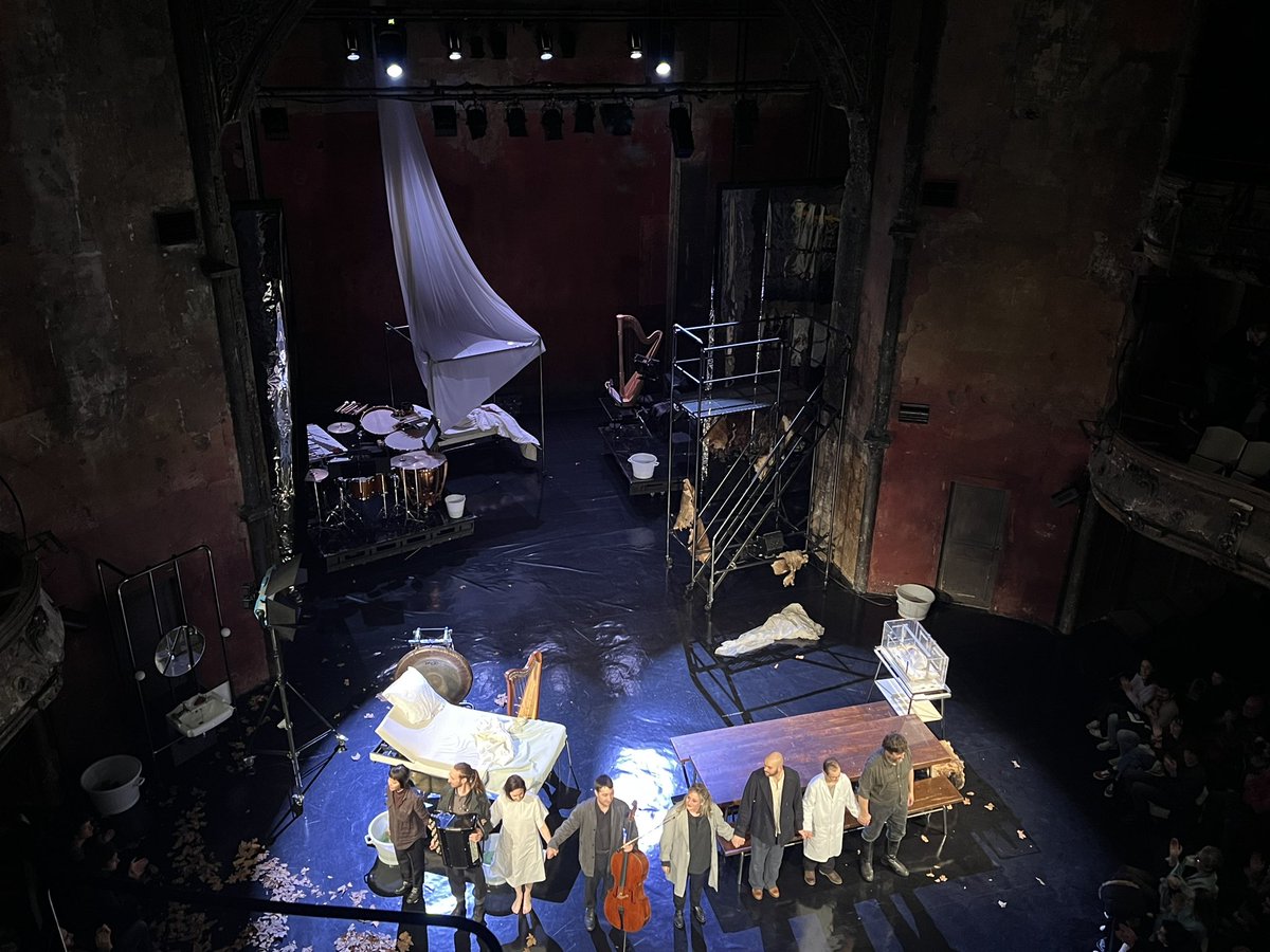 Judith Chemla et Melisande / Benoit Rameau et Pelléas / Richard Brunel et Debussy / texte et musique / musique et sens / texte et émotion / leidMotif et théâtre - j’ai adoré le théâtre musical ce soir aux <a href="/BouffesDuNord/">Les Bouffes du Nord</a> 💙💙💙💙💙 #debussy #meaterlinck #theatte #opera -