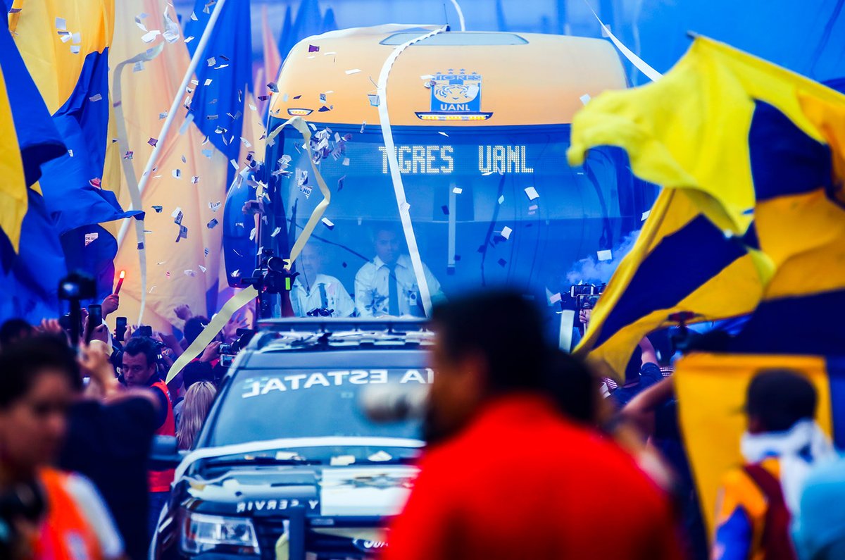 uanl's tweet photo. Hoy se vive el clásico más pasional de México. Nuestros TigresOficial se enfrentan a los Rayados en el #Clásico129. ¡Vamos, Tigres! 🐯 #90AniversarioUANL https://t.co/uzraqe2Ddg