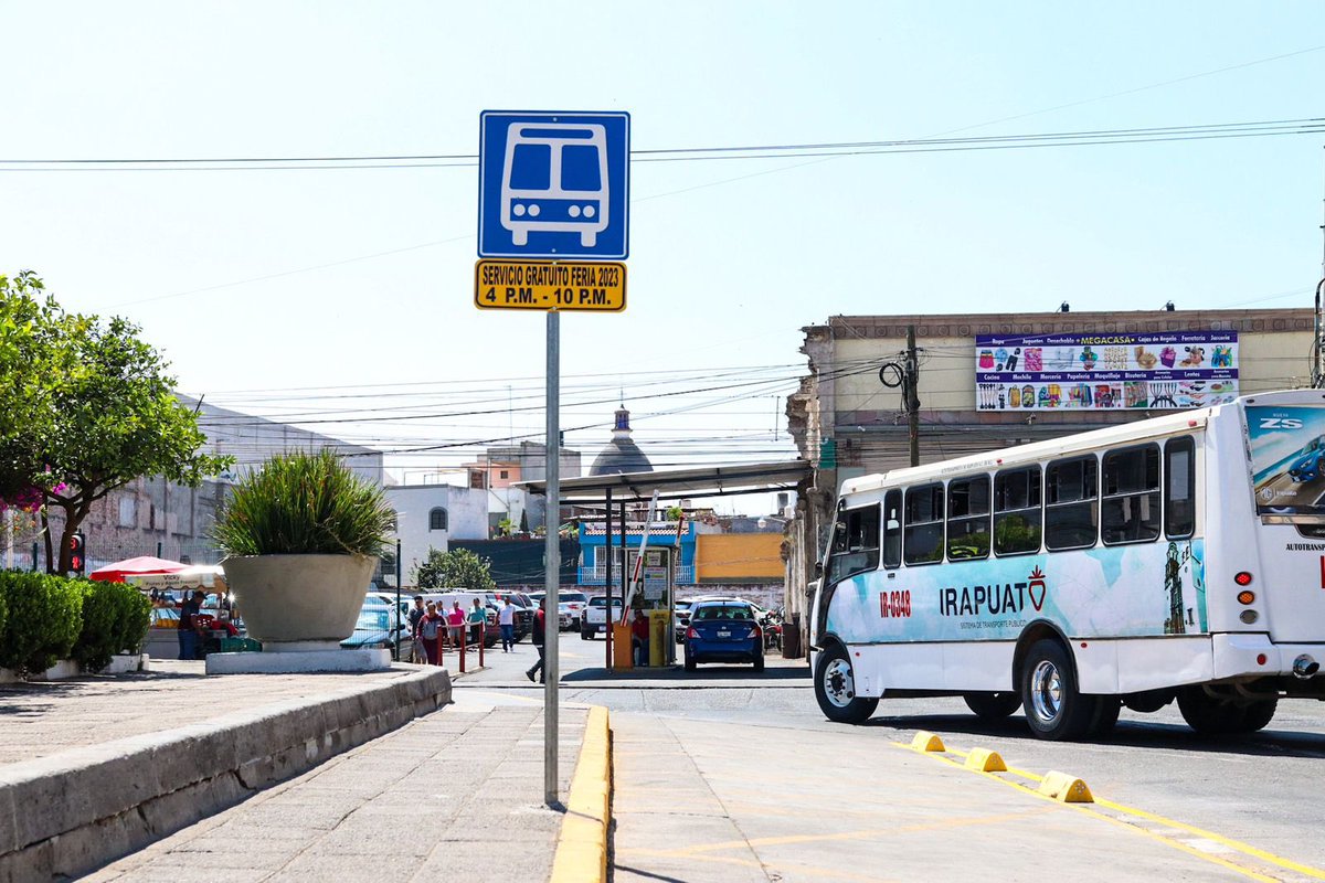 🚍¡Tendremos transporte gratuito a nuestra #FeriaDeLasFresas2023! Queremos que esta sea una fiesta para todos los irapuatenses, por eso tendremos rutas al INFORUM Irapuato de forma gratuita de 4pm a 10pm. ¡Trae a tu familia! 📍Punto de reunión: Plaza de los fundadores.