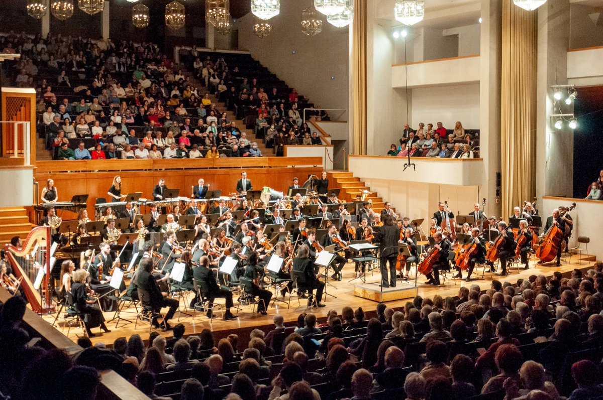 orquestagranada's tweet photo. Vuelve la #JovenAcademiaOCG a mostrar una vez más su enorme calidad, en esta ocasión bajo la batuta de Joseph Swensen, y con la magnífica participación del pianista Adam Golka; en los atriles Bernstein, Barber y Gershwin. Concierto excepcional, y respuesta entusiasta del público. https://t.co/rhAnXvUAqJ