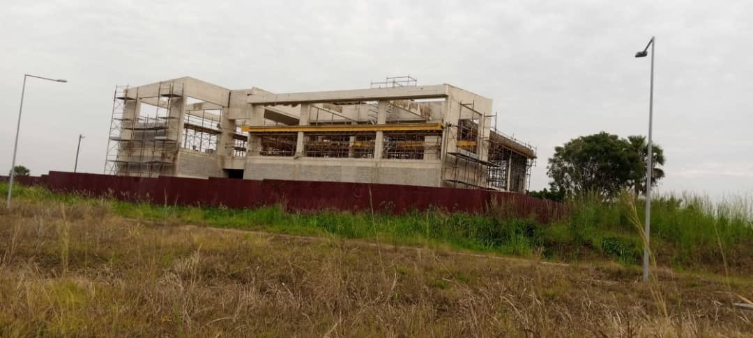 ElikemKotoko's tweet photo. #AbandonedProjects
Somanya Contracta site closed down today, 17th March due to lack of funds after phase 1 by @JDMahama. The ongoing phase 2 of the University of Environment & Sustainable Development has stalled 3yrs after Prez @NAkufoAddo cut sod for the construction. https://t.co/eB2PnIkiQo