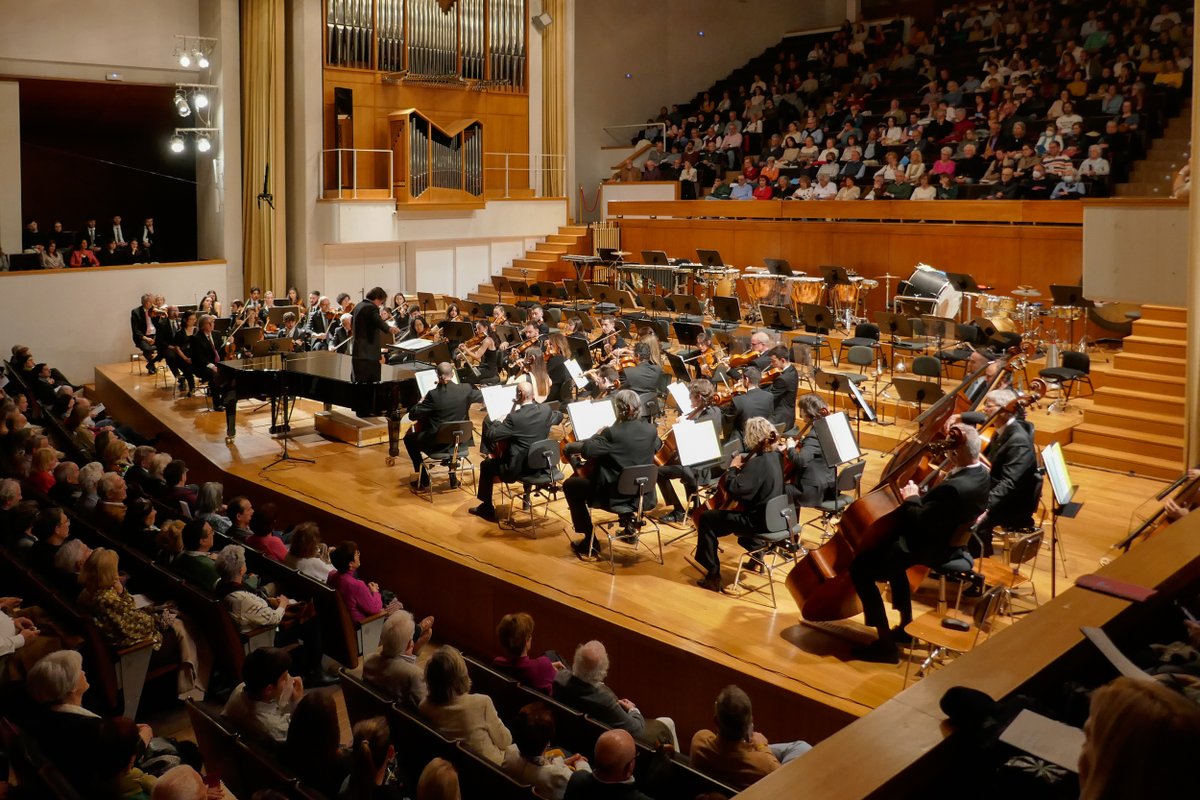 orquestagranada's tweet photo. Vuelve la #JovenAcademiaOCG a mostrar una vez más su enorme calidad, en esta ocasión bajo la batuta de Joseph Swensen, y con la magnífica participación del pianista Adam Golka; en los atriles Bernstein, Barber y Gershwin. Concierto excepcional, y respuesta entusiasta del público. https://t.co/rhAnXvUAqJ