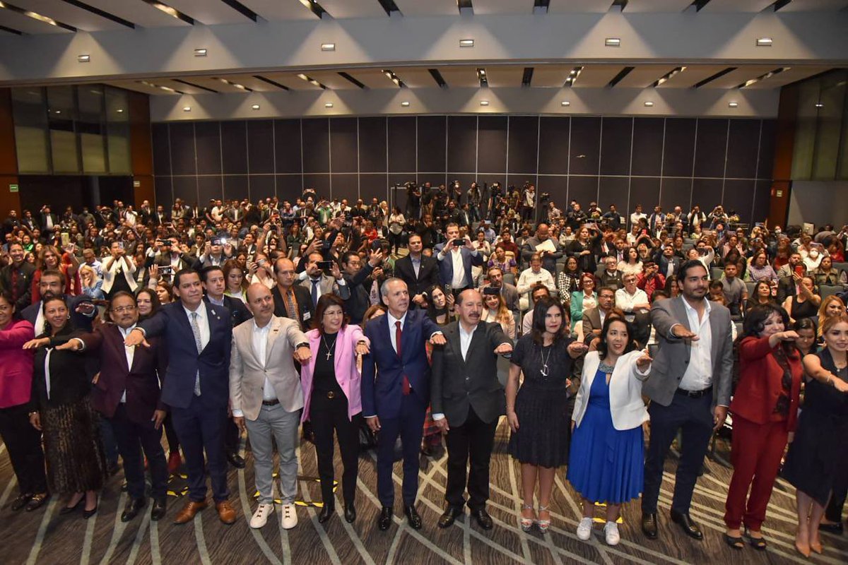GVargasLanderos's tweet photo. Es un honor y una gran responsabilidad asumir la Presidencia Nacional de @AALMAC_Mx, representando a #Sinaloa y a los municipios de nuestro país. ¡Unidos y organizados podremos seguir construyendo el Estado de Bienestar! 🍀🇲🇽@lopezobrador_ @Claudiashein @rochamoya_ https://t.co/lMgJjBs8Wr