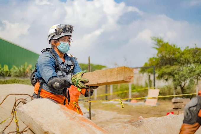 LaPagina's tweet photo. #Nacionales I Este día  @PROCIVILSV  realizó  diferentes prácticas como parte del curso CRECL entre ellas está: levantamiento de cargas, localización de víctimas, atención prehospitalaria, estabilización y extracción de víctimas.

#CRECL
#PROCIVILSV https://t.co/GGW8My7sMF