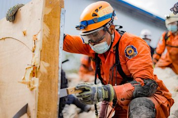 LaPagina's tweet photo. #Nacionales I Este día  @PROCIVILSV  realizó  diferentes prácticas como parte del curso CRECL entre ellas está: levantamiento de cargas, localización de víctimas, atención prehospitalaria, estabilización y extracción de víctimas.

#CRECL
#PROCIVILSV https://t.co/GGW8My7sMF