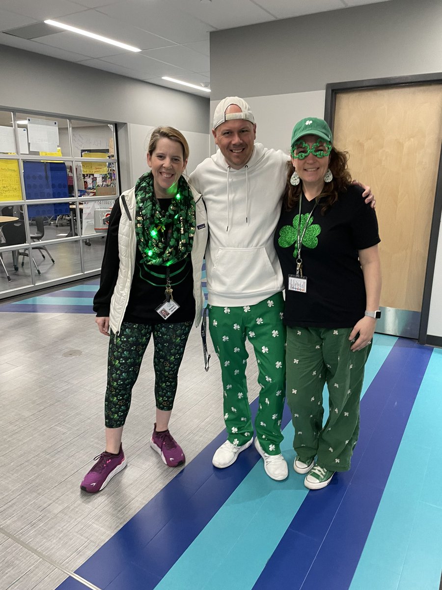 mrsjerger's tweet photo. Fun spirit week @erms_DCSD before Spring Break! #dresslikeateacher https://t.co/n8NSUHEfjS