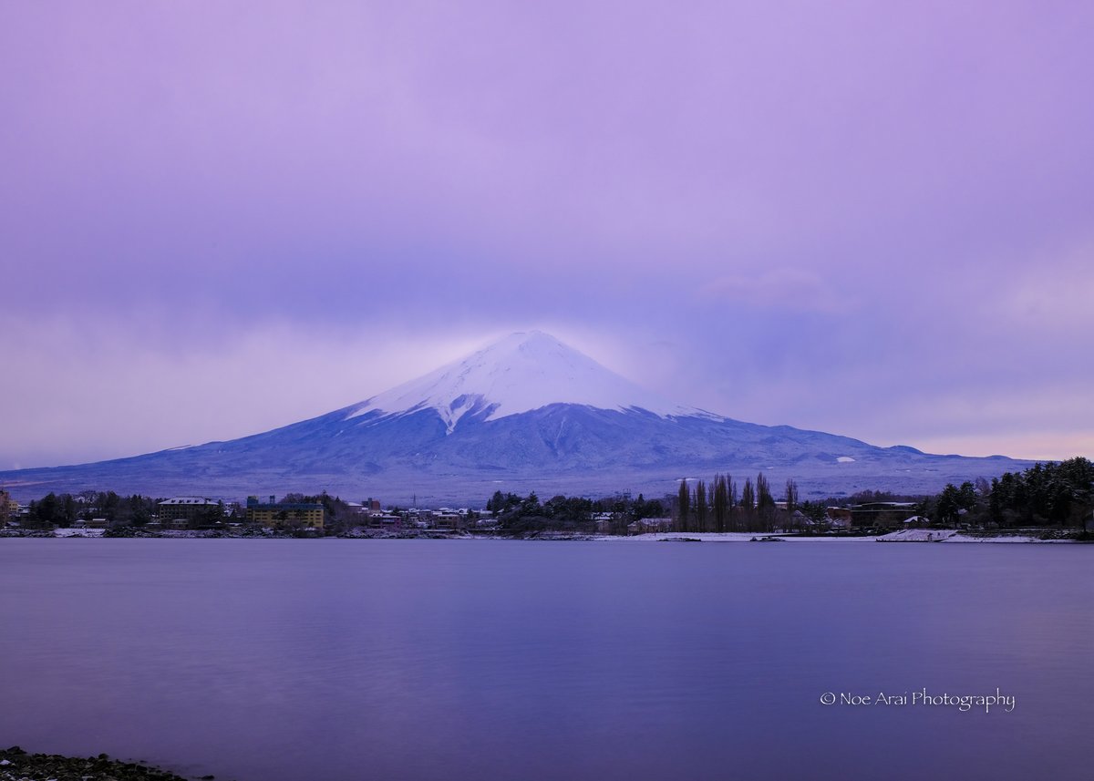 なごり雪 早朝、すみれ色に染まった空が湖面にも映って、静かな朝でした。中望遠で撮って高い空は入らないためこのように写っています。^-^*