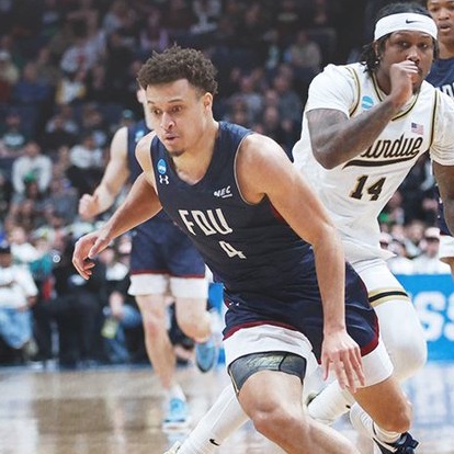 CBSSportsCBB's tweet photo. Three members of FDU came with coach Tobin Anderson from the 2021-22 St. Thomas Aquinas D-II team. 

They combined for 39 points against Purdue: Sean Moore (#11) scored the team-high 19 points, Demetre Roberts (#2) added 12 points and Grant Singleton (#4) recorded eight points. https://t.co/WyU7uRJEnz