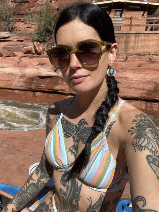 Watch Peechfuzzzz's leaked NSFW photo on TwXstars