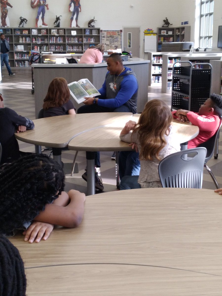 Thank you <a href="/TinaTwheeler/">Tina</a> for inviting @RJBurns_TV to read "Salt in His Shoes" to our <a href="/SycamoreElem/">Sycamore Elementary</a> 4th grade students. Thanks RJ for continuing to lead the way. @RJBurns_TV <a href="/TinaTwheeler/">Tina</a> <a href="/SycamoreElem/">Sycamore Elementary</a> <a href="/WboroSports/">WinterboroFB</a>