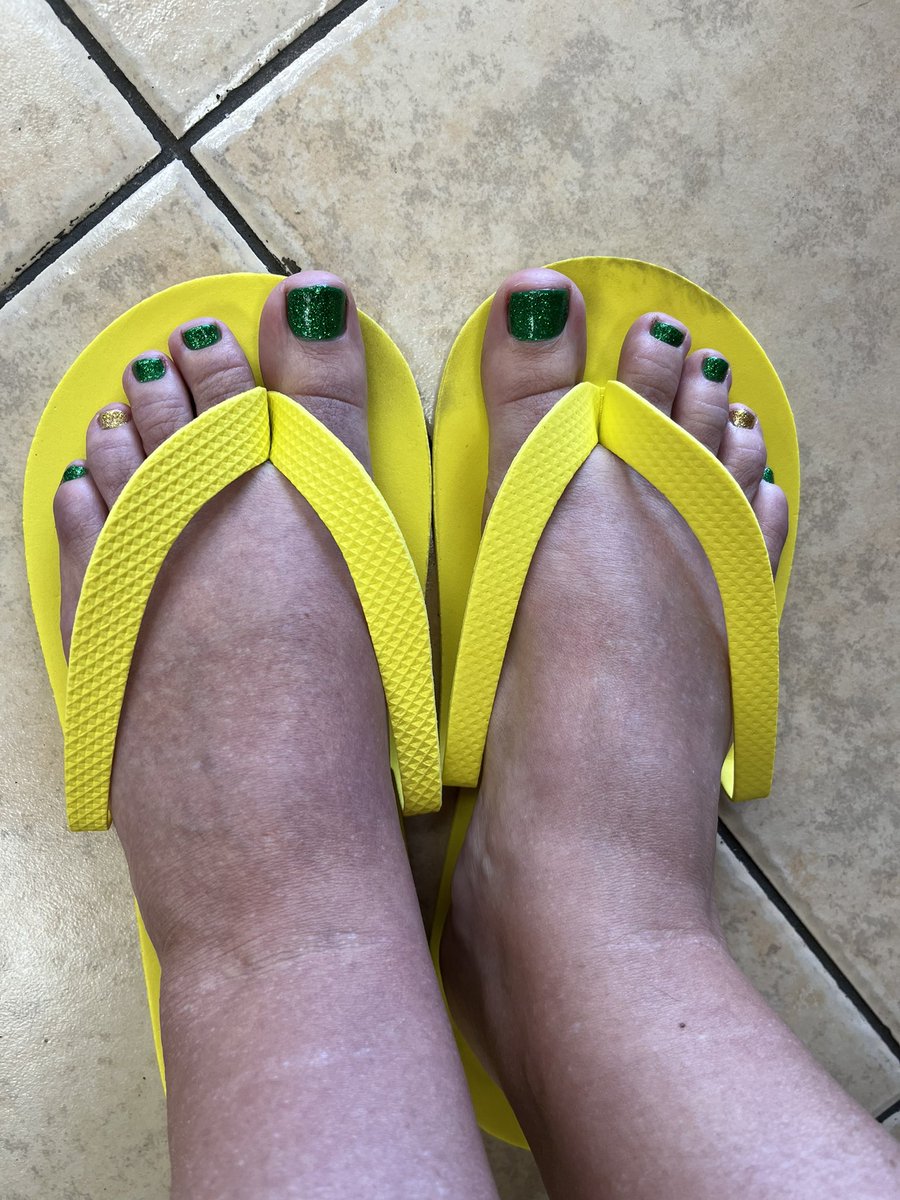 HAPPY ST. #PATTY’S DAY! 🍀🥳 #vegasready #feet #toes #toenailpolish #green #gold #sparkles