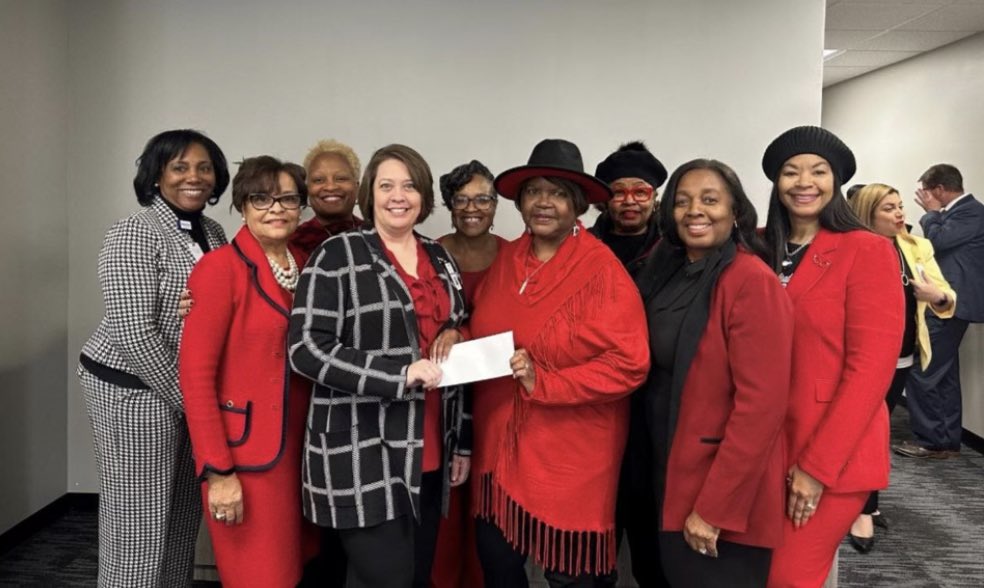 DSTGreensboro's tweet photo. The Greensboro Alumnae Chapter of Delta Sigma Theta Sorority, Inc. donated $2,500, and the Greensboro Alumnae Delta Cultural Enrichment Center, Inc. donated $1,500 to offset school meal debt in Guilford County Schools. #gacdst #1913 #sensationalsar #gcs #community #service https://t.co/oBkY0j8gHS