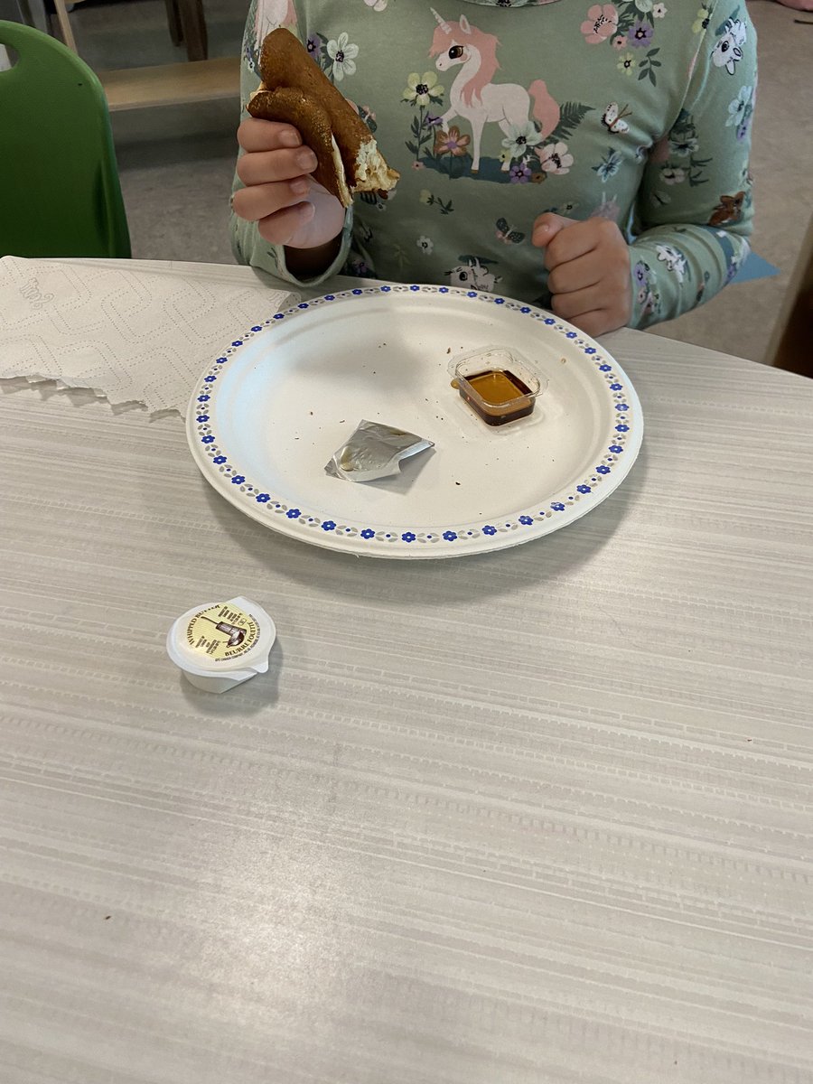 MrsPopko's tweet photo. March 13-16 We… learned about the letter Ww, showed our creativity during centres, enjoyed a Pancake breakfast hosted by the grade 7 leadership class, worked on our hand eye coordination in gym, and finished the week off creating amazing ‘I am unique’ works of art. https://t.co/sBWFNiY0rl