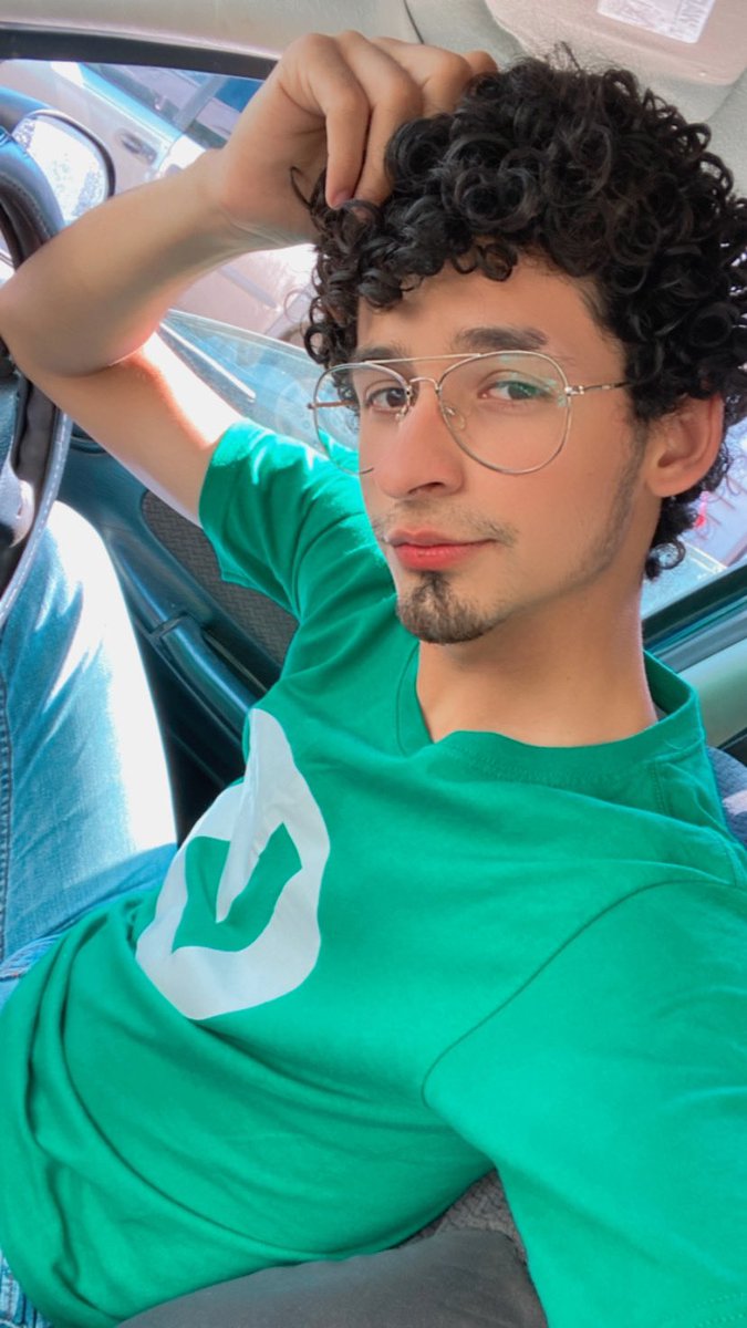 justdanielc's tweet photo. Feliz día de San Patricio ☘️! Hoy tocó verde! ❇️ https://t.co/QhWlb9oCqY