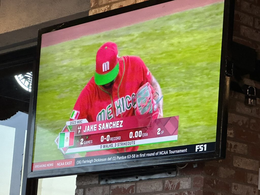 mrJb0ne's tweet photo. .@Jsanch21 watching from #BurgersAndBeers 🫡 #jakemate #mexico #wbc #WorldBaseballClassic #brole #ruidooo https://t.co/iFRzOtVlDn