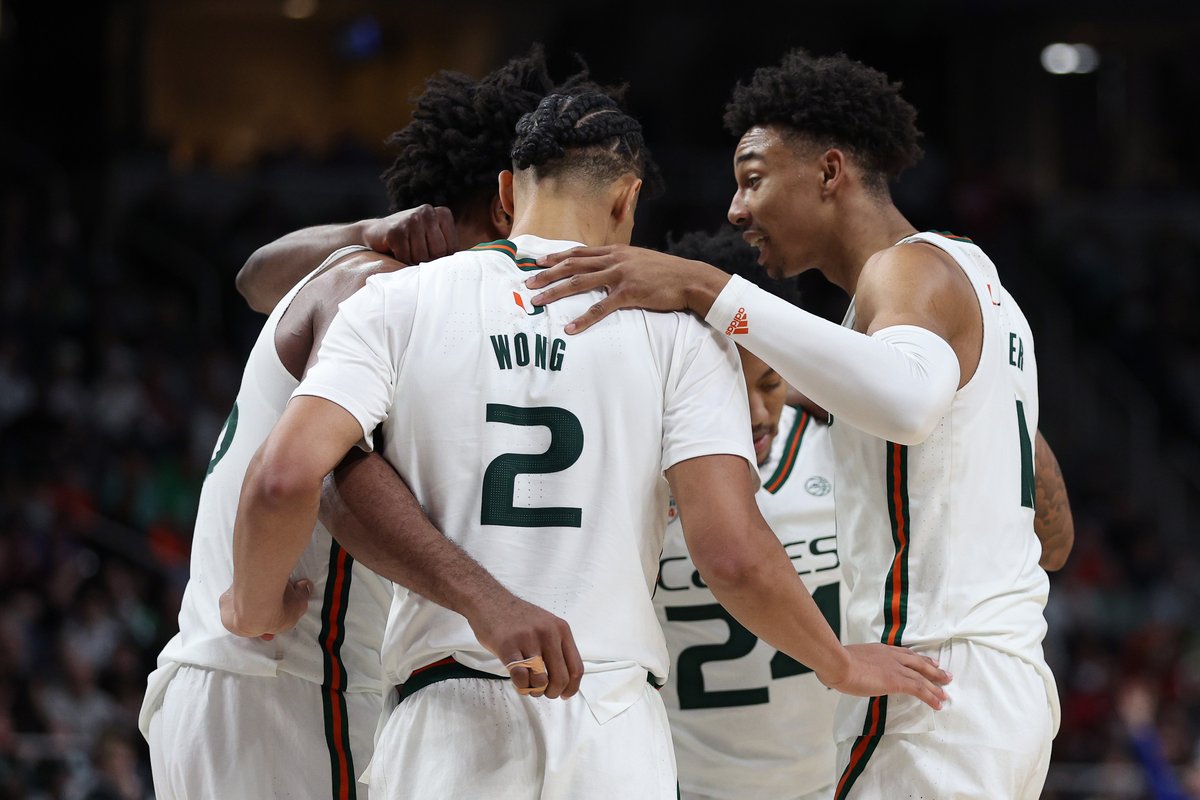 YahooFantasy's tweet photo. Did you pick a 12-seed to upset a 5-seed in your bracket?

For the first time since 2018, all four No. 5s are advancing. https://t.co/0fRnftf2CF