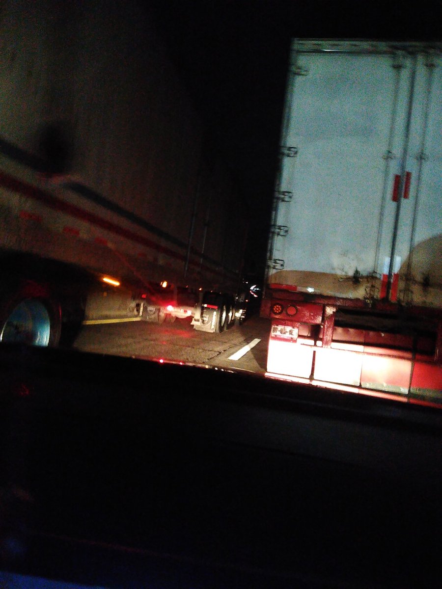 shugo526's tweet photo. @CAPUFE  éstos trailers están bloqueando el paso.....hacia la caseta de chichimequillas..... https://t.co/QPijtft71d