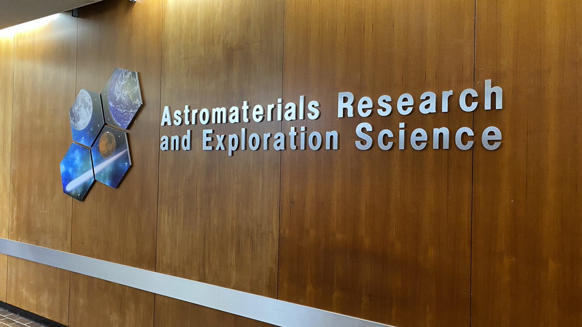 Planetguy_Bln's tweet image. What a fantastic afternoon with @AuroreHutzler at @Astromaterials discussing curation techniques and setups - preparing for @SAL_DLR_Berlin #SampleReturn