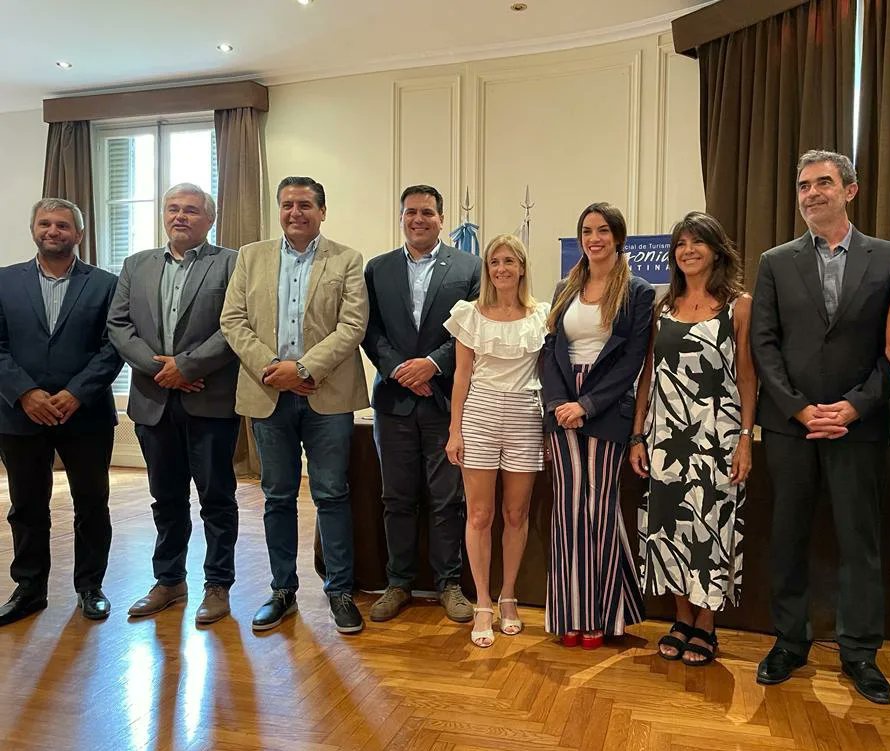 La Comisión Directiva del #EntePatagonia en el traspaso de la Presidencia a Río Negro, gracias @yanmartinezok y @RikySosa x la presencia ! @lapampa_turismo @ChubutPatagonia @RioNegroTurismo @InproturArg @InFueTur @_SantaCruzAr @neuquentur y gracias @fehgra x brindar su sede.