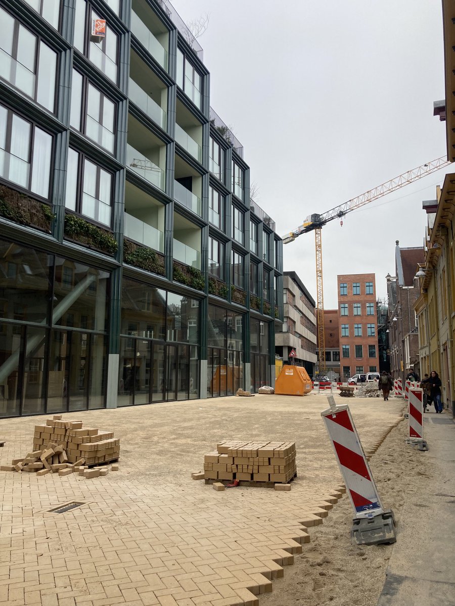 bertpopken's tweet photo. De lijngoot is een mooi, simpele efficiënte waterafvoer dat volop wordt gebruikt in de binnenstad van Groningen. Hier in de Rode Weeshuisstraat (deze maand klaar). De extra verdieping van de ‘oude’ bibliotheek van Grassi lijkt me behoorlijk geslaagd overigens:)! #Groningen https://t.co/FzAnvuK5kh