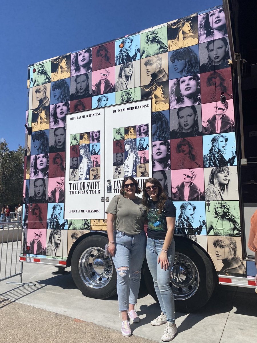ohhiikayla's tweet photo. WE ARE HERE AND WE ARE READY TO PAR-TAY @taylorswift13 🤍
#TSErasTour @taylornation13 #GlendaleTSTheErasTour 
📍 Swift City, Era-zona https://t.co/vsTRB9qHIK