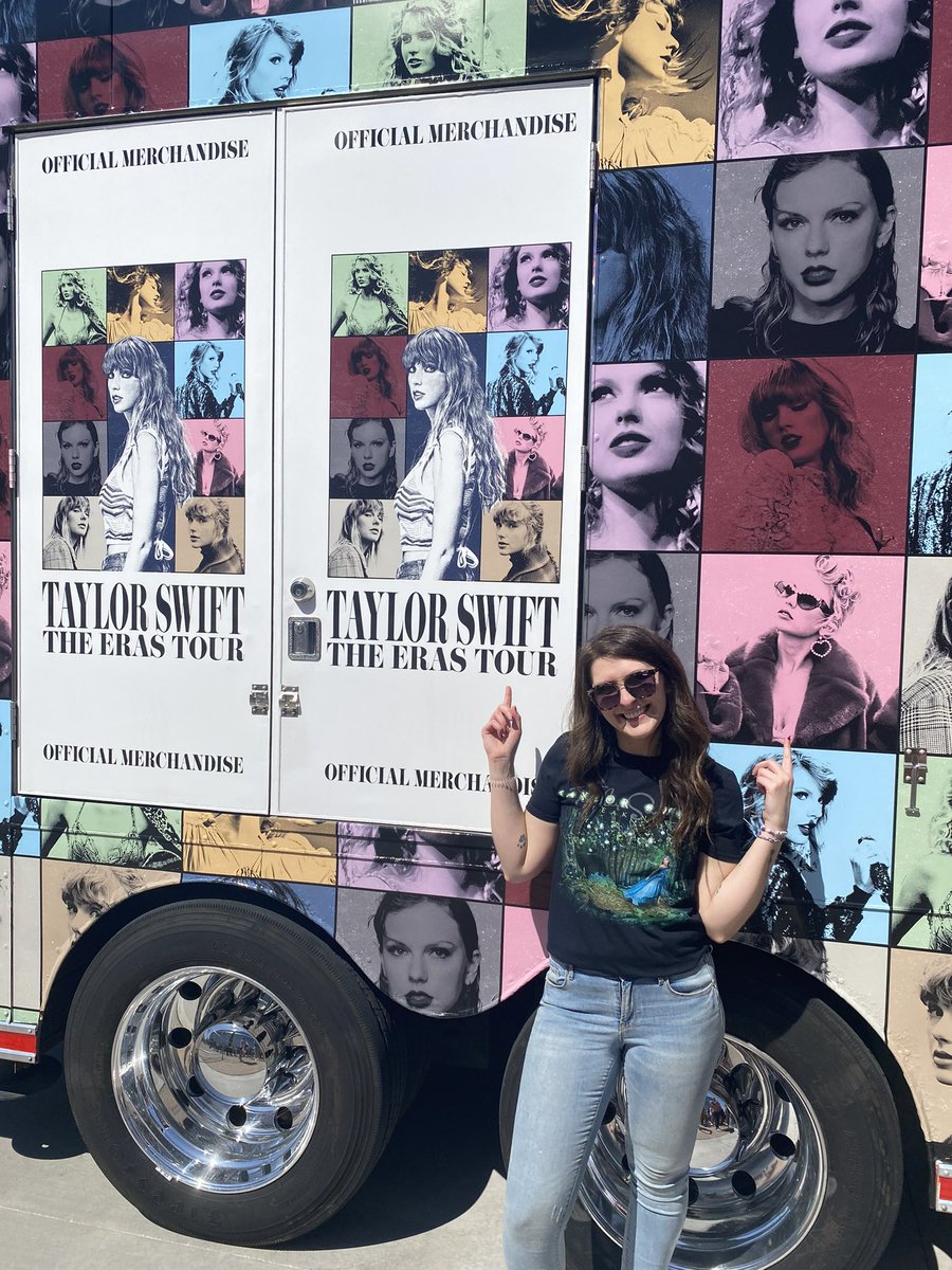 ohhiikayla's tweet photo. WE ARE HERE AND WE ARE READY TO PAR-TAY @taylorswift13 🤍
#TSErasTour @taylornation13 #GlendaleTSTheErasTour 
📍 Swift City, Era-zona https://t.co/vsTRB9qHIK