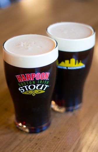 MABrewersGuild's tweet image. Nothing beats a fresh pint of craft beer on #StPatricksDay! ☘️ 

Don't forget to ask your bartender what #MAbeer they have on tap and support your local craft brewer this weekend.

#onlyinmassachusetts #massachusettsbeer #drinklocalbeer #craftbeerlife