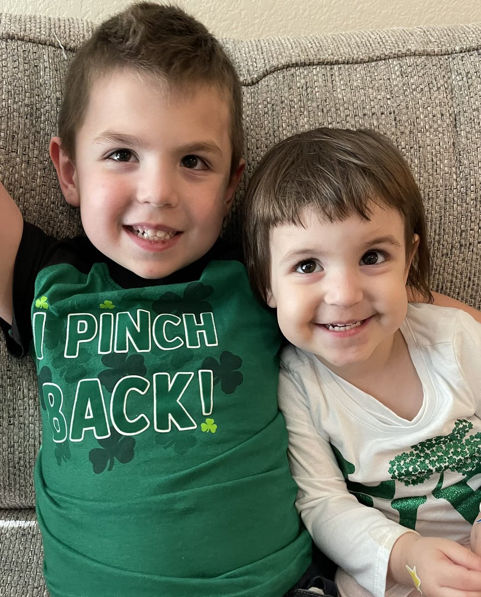 MissHollyKnott's tweet photo. Mommy’s lucky charms! 🍀🌈 #kelleremersonknott #heidimadelynknott https://t.co/E8kz3gihSc