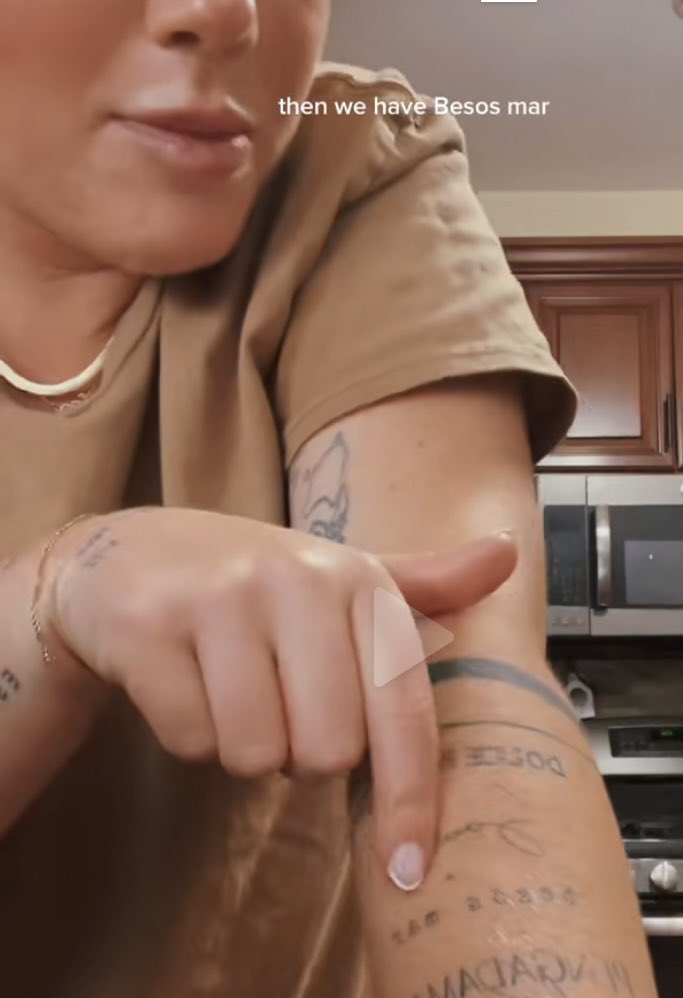 carlaambk's tweet photo. m’acaba de sortir una americana a tiktok que porta tatuat “Besòs Mar” (la parada de la L4) i ha explicat molt convençuda que es tradueix com a sea kisses estic 0 bé dhdhdjsjahahajhsdhshajahahah https://t.co/3JEnr0rMkf