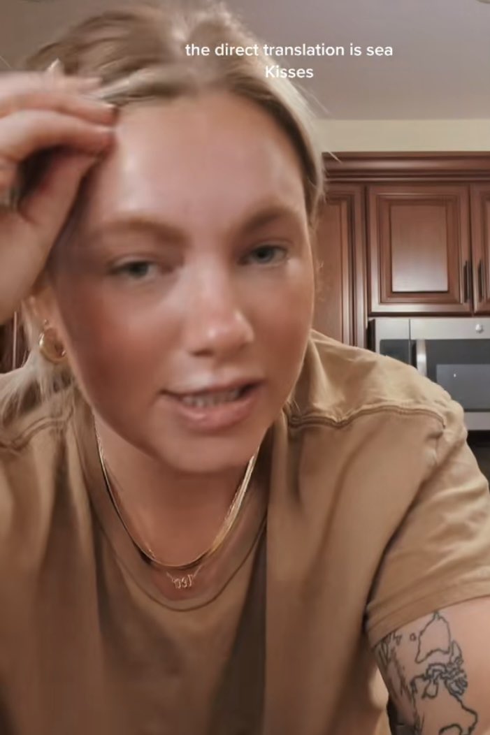 m’acaba de sortir una americana a tiktok que porta tatuat “Besòs Mar” (la parada de la L4) i ha explicat molt convençuda que es tradueix com a sea kisses estic 0 bé dhdhdjsjahahajhsdhshajahahah
