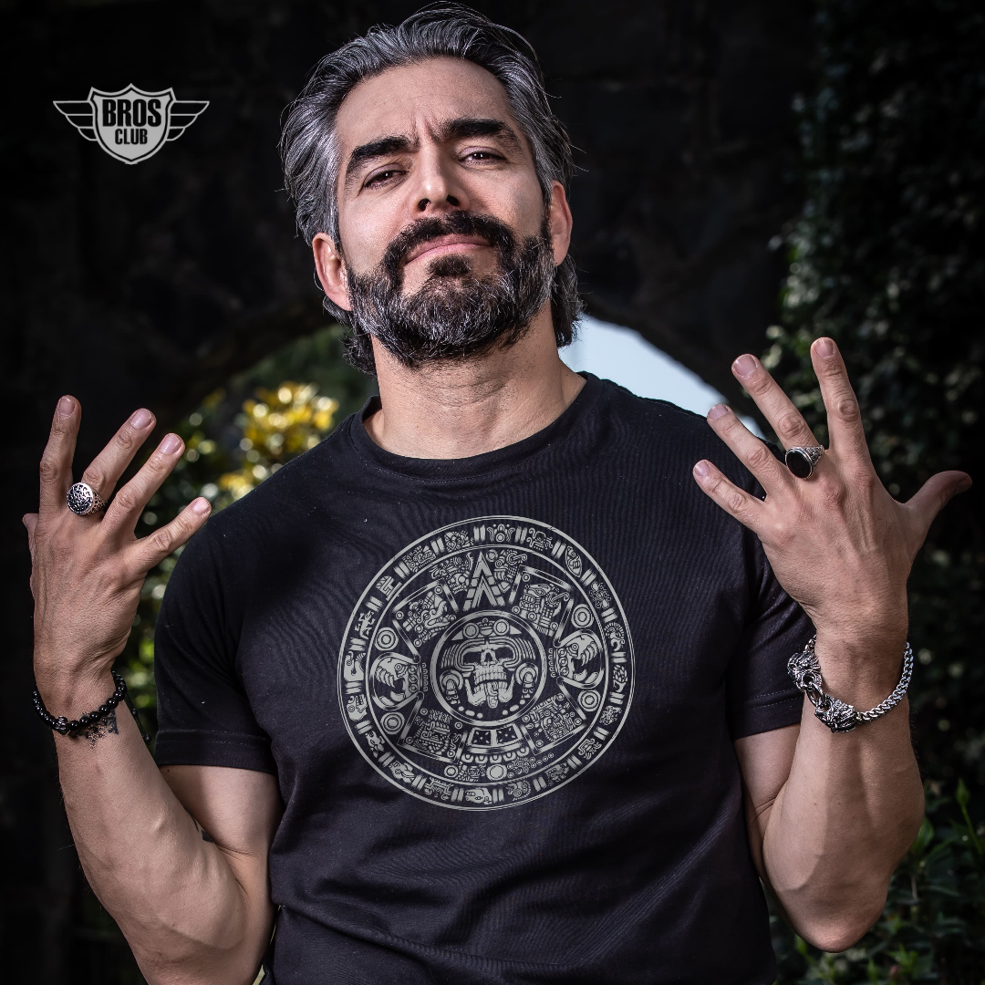 BrosClub3's tweet photo. La Piedra del Sol ☀️ (o Calendario Azteca) rinde homenaje a la cosmovisión azteca respecto al tiempo, que regía el orden social y económico.
✅ De las playeras más vendidas de la nueva colección, hazla tuya hoy mismo dando clic a nuestra tienda en línea 🛒 https://t.co/50zahxvHKR