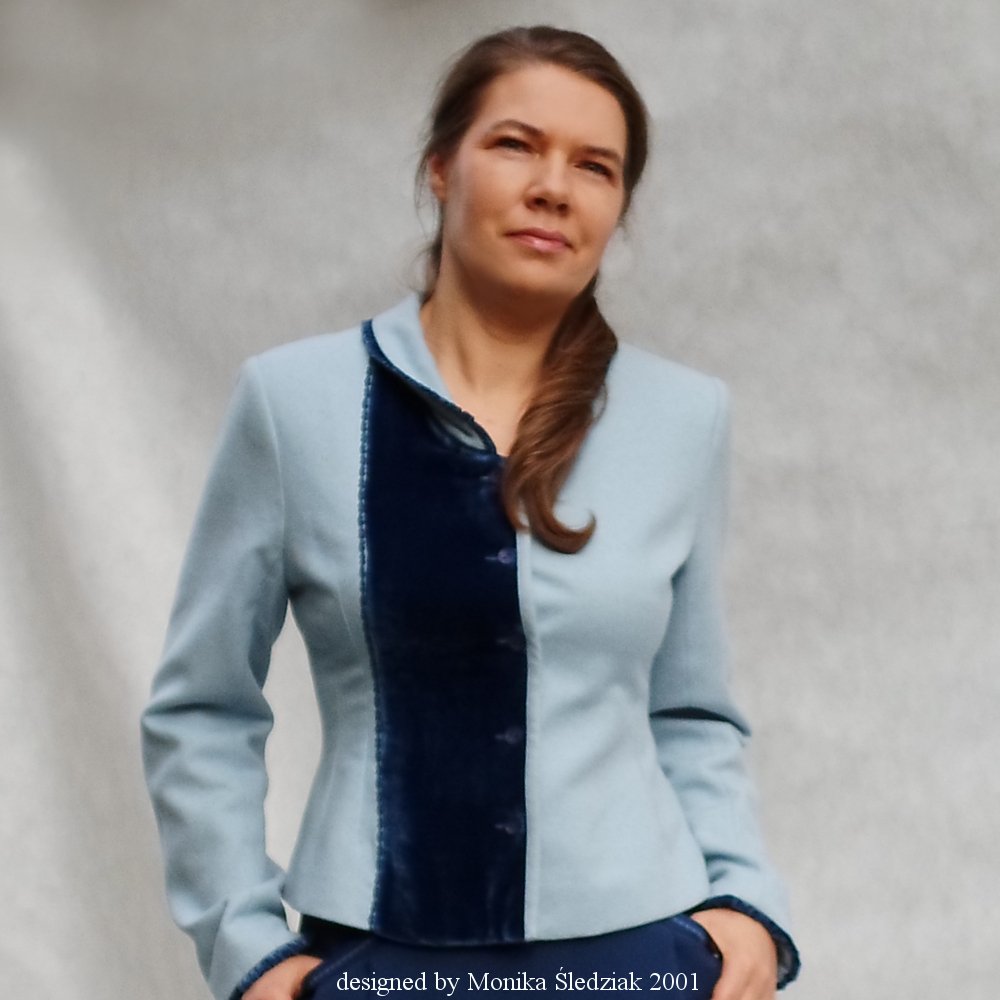 One of my favorites blazers designed in 2001. Orginally it was burgundy wool and brown velvet. Collar and sleeves are finished with tiny velvet ruffles.
#blazer #designer #trends #jacket #fashionhistory #Fashionista