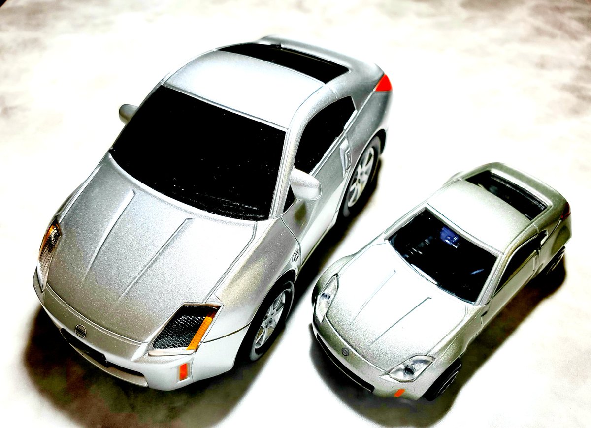 s30pz31ps13's tweet photo. Z33のパワーユニットは自然吸気の3.5L・V型6気筒DOHCで280ps。ツインターボのZ32に肉薄する高性能でした。NAを選んだのは平成12年排出ガス規制に対応するためで、当時ターボだったスープラやRX-7は生産を打ち切られる事となりました。
#280ps #自然吸気 #スープラ #RX7 https://t.co/Ikq02YgYOu